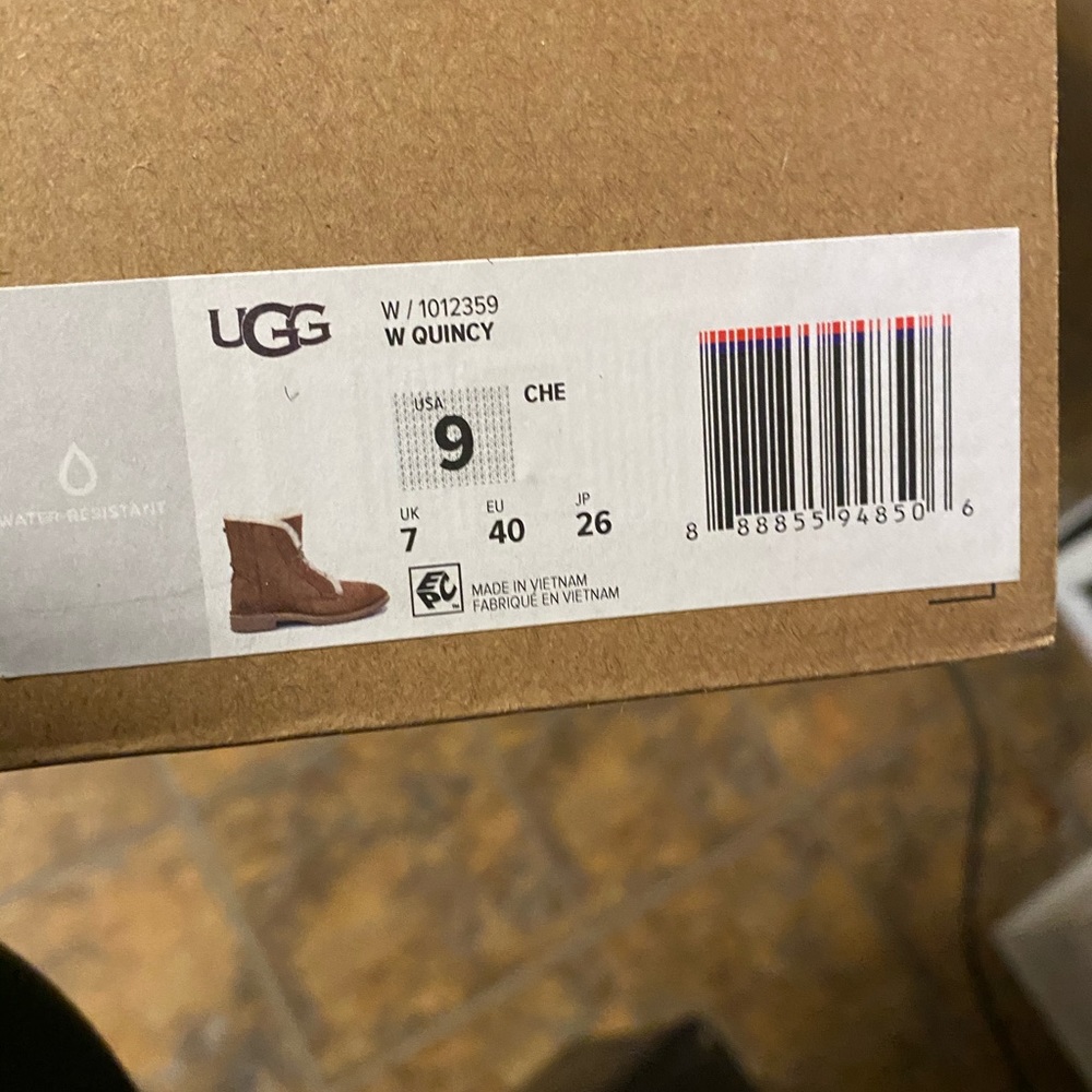 Size 9 ugg boots - Picture 3 of 4